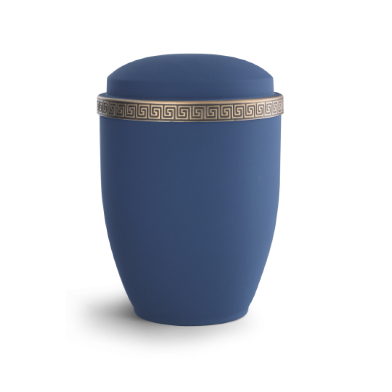 Die Urne der Edition Athena ist aus Samton in marineblau mit einer Mäanderprägung aus Metall und hat eine ovale Form mit einem abgerundeten Deckel.