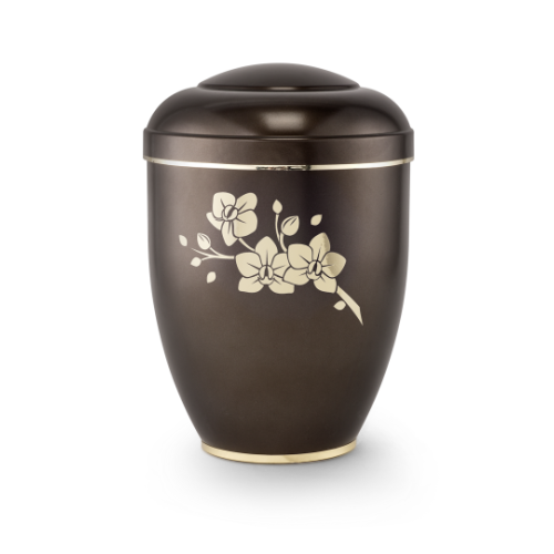 Urne aus der Edition Creatio in perlmutt chocolat mit poliertem Fuß, verziert mit einer Orchidee in hellem Farbton, Gesamtansicht.