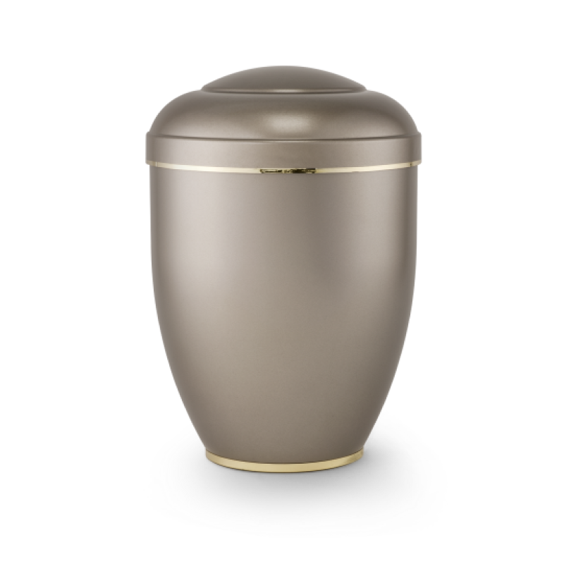 Die Urne aus der Edition Creatio in perlmutt fumé hat eine ovale Form, einen polierten Fuß und ist mit einem goldenen Rand verziert.