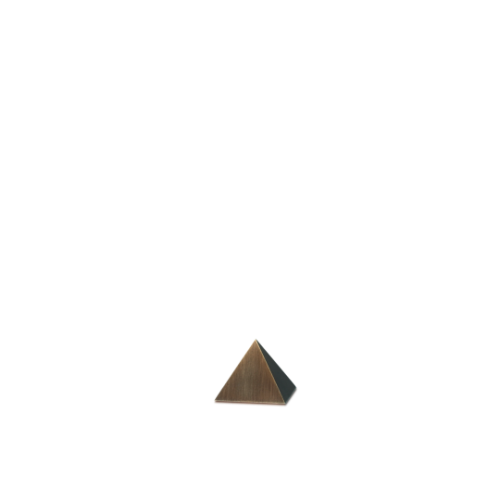 Die Microurne in Pyramidenform besteht aus galvanisch gefärbtem Messing und zeigt eine matte, goldbraun schimmernde Oberfläche in Gesamtansicht.