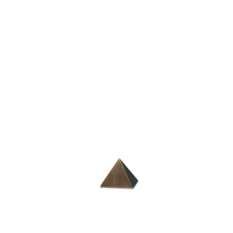 Die Microurne in Pyramidenform besteht aus galvanisch gefärbtem Messing und zeigt eine matte, goldbraun schimmernde Oberfläche in Gesamtansicht.