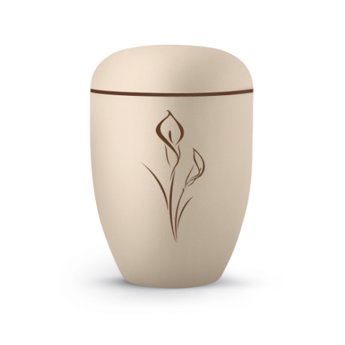 Cremefarbene Urne aus biologisch abbaubarem Material mit einer filigranen Calla-Blumengravur und einem schlichten Deckel, Gesamtansicht.
