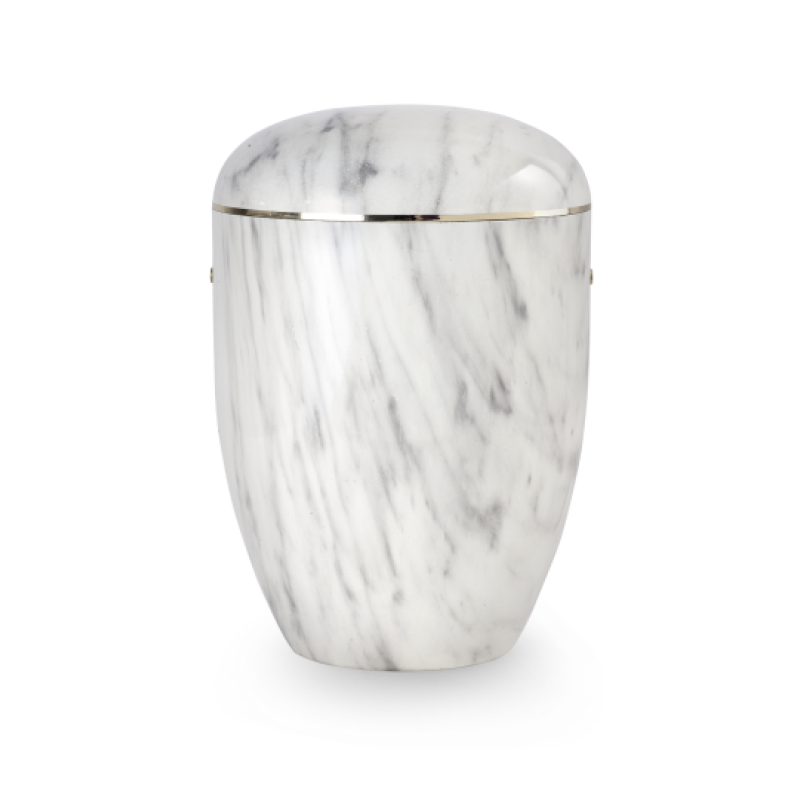 Die Urne in Marmoroptik Carrara-weiß hat eine ovale Form, eine glänzende Oberfläche und einen goldenen Rand, sichtbar in einer Gesamtansicht.