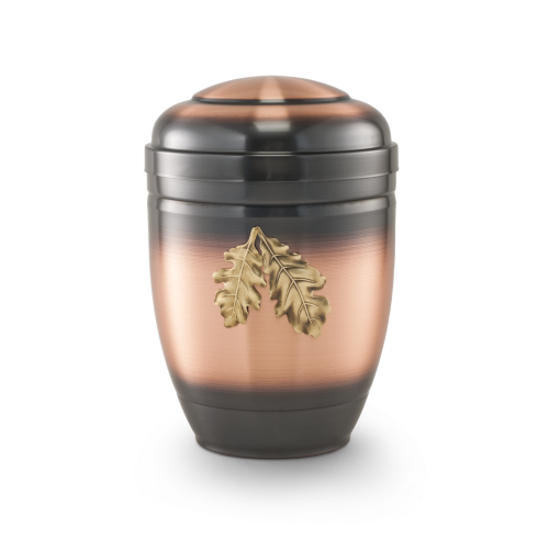 Eine ovale Urne aus galvanisch gefärbtem Kupfer mit einer schwarzen Oberfläche und zwei goldenen Eichenblättern als dekoratives Element.