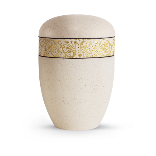Die Terra-Jura Urne Edition Rocka hat eine cremefarbene Muschelkalkbeschichtung und einen goldenen Reliefring, mit einer eleganten, geschwungenen Musterung.