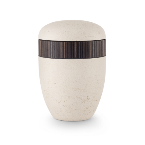 Die Terra-Jura Urne Edition Rocka ist cremefarben, hat eine geschliffene Steinoptik und eine dekorative Holzbandage in dunkler Farbe.