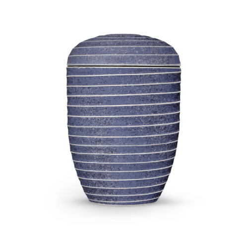 Terra-Jura Urne Edition Rocka in Blau mit gerillter Oberfläche, die an Steinoptik erinnert, aus biologisch abbaubarem Material, Gesamtansicht.