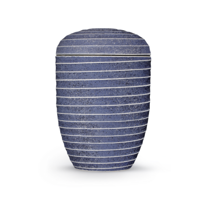 Terra-Jura Urne Edition Rocka in Blau mit gerillter Oberfläche, die an Steinoptik erinnert, aus biologisch abbaubarem Material, Gesamtansicht.