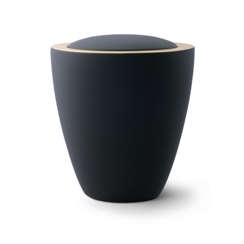 Die Urne der Edition Colour Line ist aus tiefschwarzer Keramik gefertigt und hat einen goldfarbenen Rand am Deckel, in einer Gesamtansicht dargestellt.