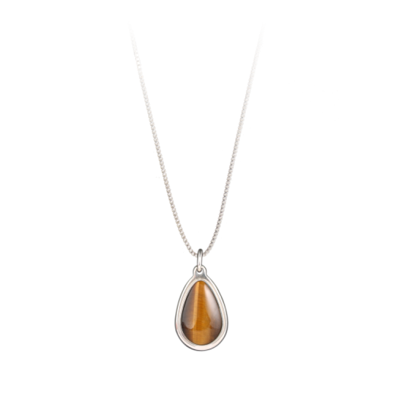 Ein Amuletum in Tropfenform aus Tigerauge mit silberner Fassung und einer feinen Kette, Gesamtansicht des Schmuckstücks.
