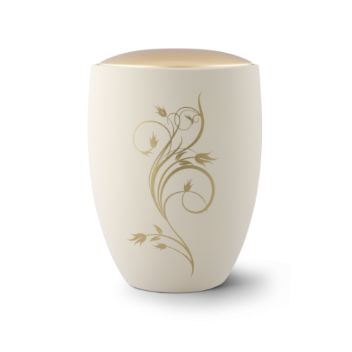 Die Urne der Edition Remember Me ist aus cremefarbener Keramik gefertigt, hat eine ovale Form und zeigt ein florales Ornament in Gold.