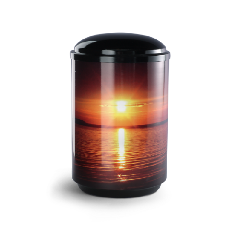 Die Urne aus der Edition Landscape in der Farbe Schwarz zeigt ein farbiges Motiv eines Sonnenuntergangs über Wasser und hat eine zylindrische Form.