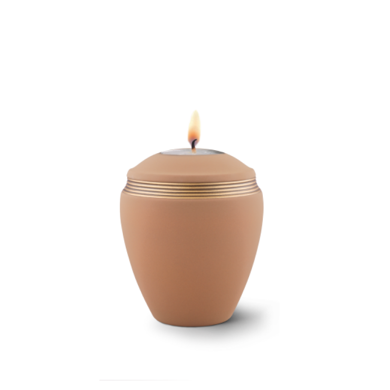 Gedenklicht in Samtton sand aus Keramik mit handbemaltem Dekor in altgold, in Form einer eleganten Urne mit einer Flamme auf der Oberseite.