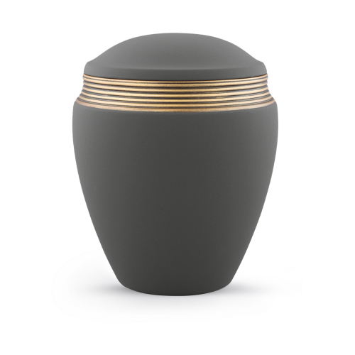 Die Urne in graphitfarbenem Samton aus Keramik hat eine ovale Form, einen flachen Deckel und ist mit handbemaltem Dekor in altgold verziert.