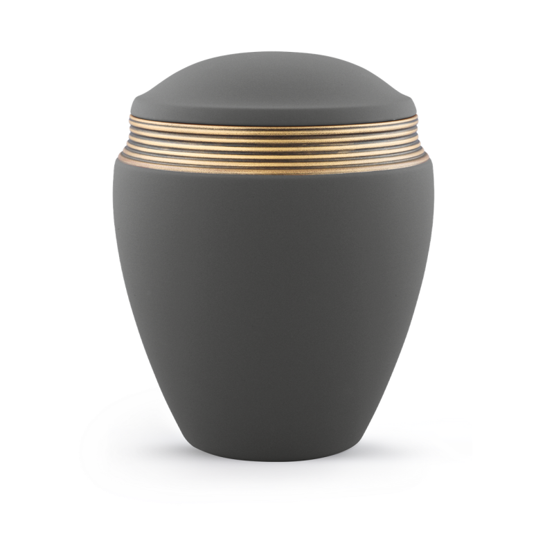 Die Urne in graphitfarbenem Samton aus Keramik hat eine ovale Form, einen flachen Deckel und ist mit handbemaltem Dekor in altgold verziert.