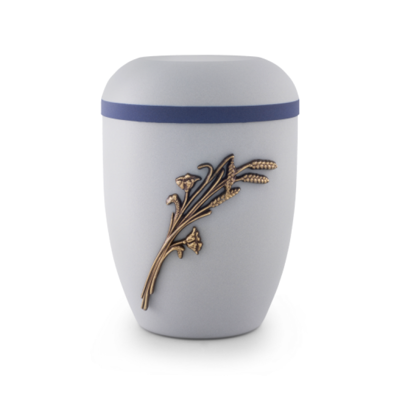 Die Urne aus Stahl in Samton grau-blau hat eine ovale Form, eine bronzefarbene Reliefdarstellung von Pflanzen und einen blauen Rand am Deckel.