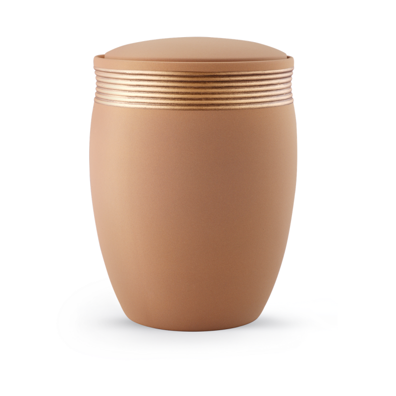 Die Urne aus der Edition Cleo ist aus Keramik, hat eine sandfarbene Oberfläche und einen handbemalten Dekorrand in altgold, mit einer ovalen Form und einem schlichten Deckel.