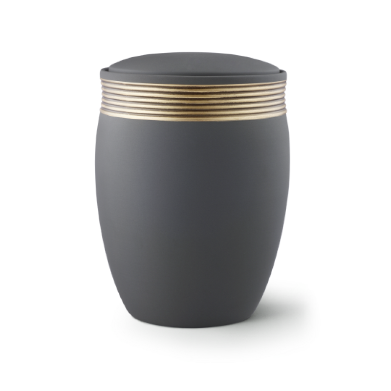 Die Urne der Edition Cleo ist aus graphitfarbener Keramik, hat eine ovale Form und ist mit handbemaltem Dekor in Altgold verziert, sichtbar in Gesamtansicht.