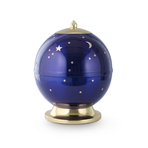Die Urne MS-Himmelsgewölbe Orbis ist kugelförmig, in tiefblauem Lack mit goldenen Sternen und einem Mond verziert, und hat einen goldenen Standfuß.