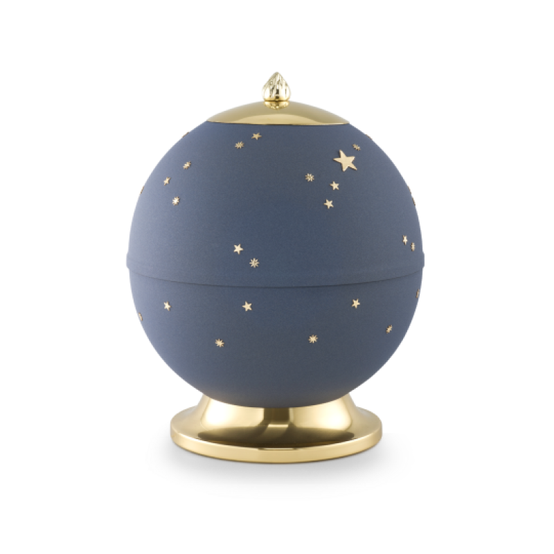 Die Urne Orbis in Form einer Kugel ist dunkelblau mit goldenen Sternen verziert und hat einen goldenen Deckel sowie einen stabilen Sockel.
