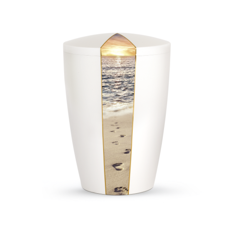 Die Urne aus der Edition Natura ist perlmuttfarben, hat eine konische Form und zeigt auf der Vorderseite ein Bild von Fußspuren am Strand mit einem Sonnenuntergang.
