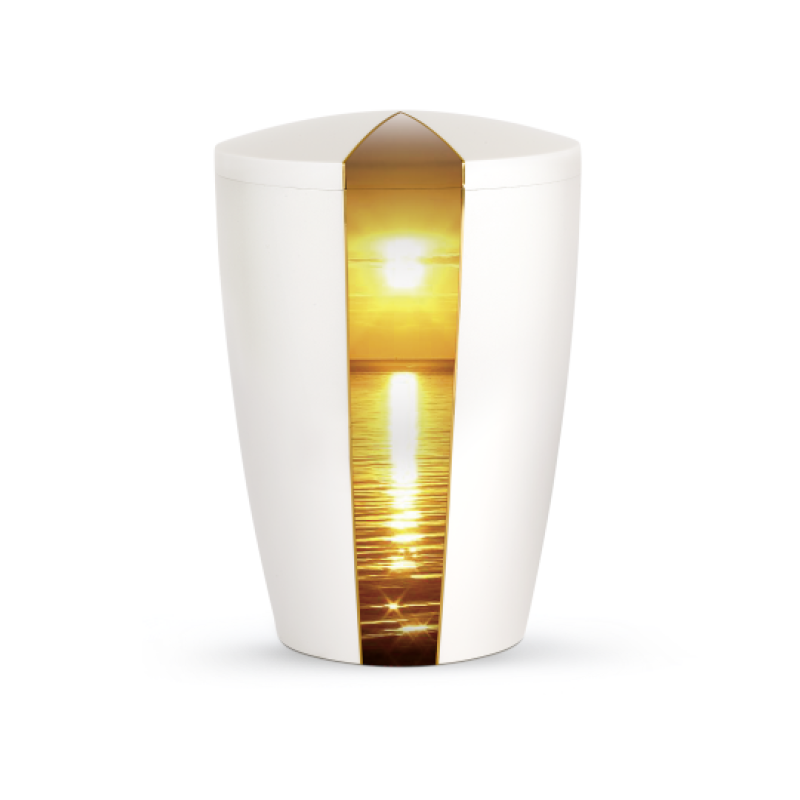 Die Urne aus der Edition Natura ist perlmuttfarben mit einer goldenen, schmalen Einlage, die ein Sonnenuntergangs-Motiv auf Wasser zeigt.