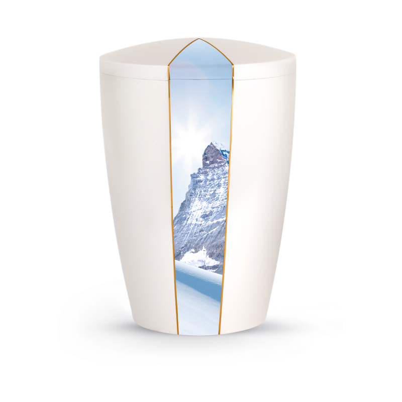 Die Urne der Edition Natura ist aus perlmuttfarbenem Material, hat eine konische Form und zeigt ein Bergmotiv mit goldenen Akzenten auf der Vorderseite.