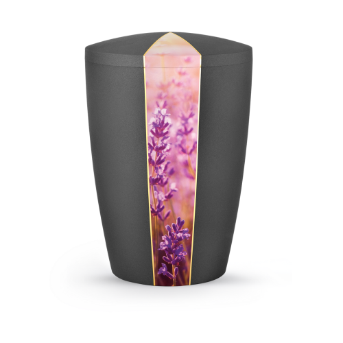 Die Urne aus der Edition Natura ist anthrazitfarben, hat eine konische Form und zeigt ein Lavendelmotiv auf der Vorderseite, mit einem biol. abbaubaren Material.