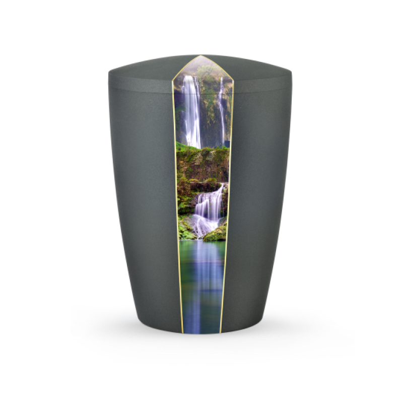 Die Urne aus der Edition Natura ist in anthrazitfarbenem Samtton gehalten und zeigt ein Wasserfall-Motiv in der Mitte, umgeben von einer goldenen Linie.