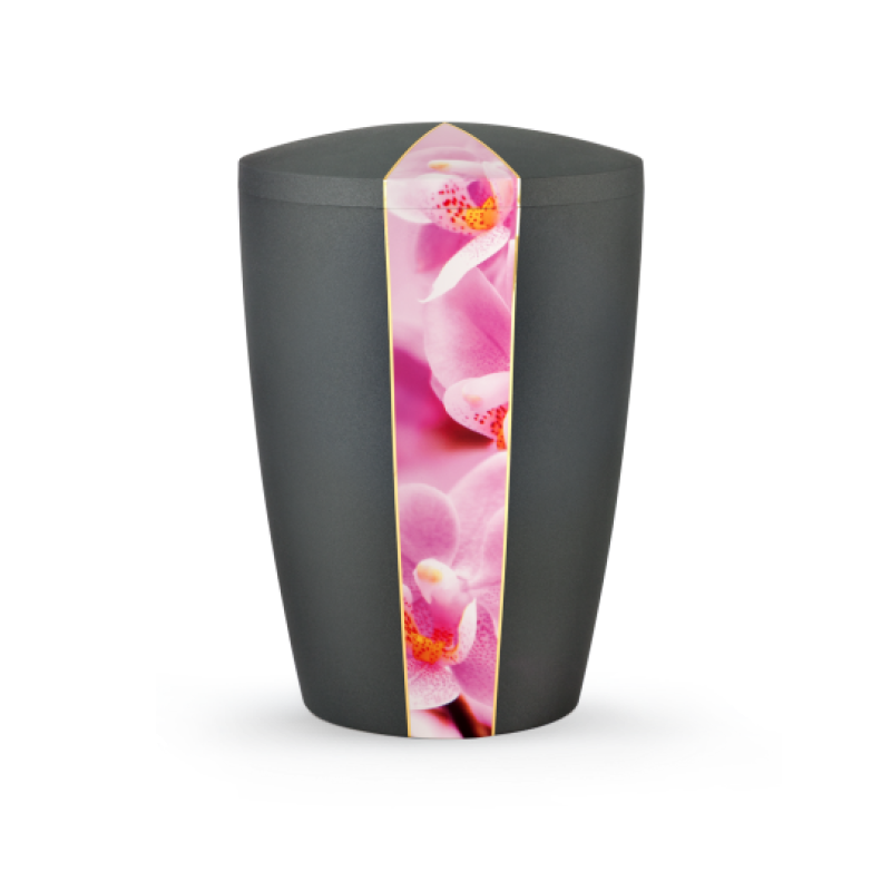 Die Urne aus der Edition Natura ist anthrazitfarben, hat eine konische Form und zeigt eine farbige Orchideen-Dekoration auf einer Seite, mit biologisch abbaubarem Material.