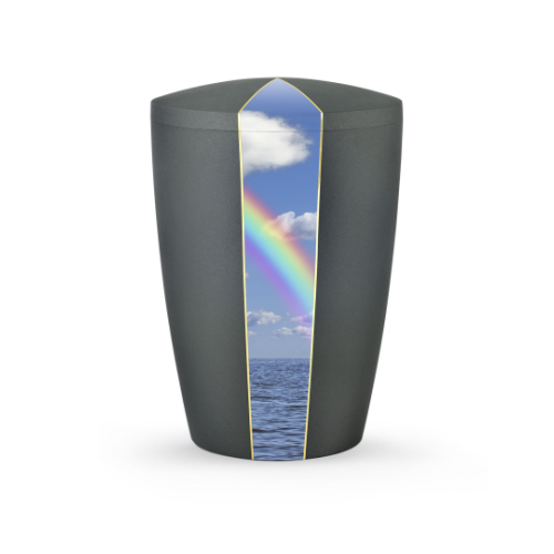 Die Urne in Samtton anthrazit hat eine schlichte, zylindrische Form und zeigt ein farbiges Motiv mit einem Regenbogen und Wolken auf der Vorderseite.