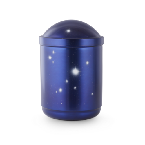 Die Urne in blauer Farbe hat eine glatte, glänzende Oberfläche und zeigt ein Sternenhimmel-Motiv mit weißen Sternen, sie hat eine runde Kuppeloberseite.
