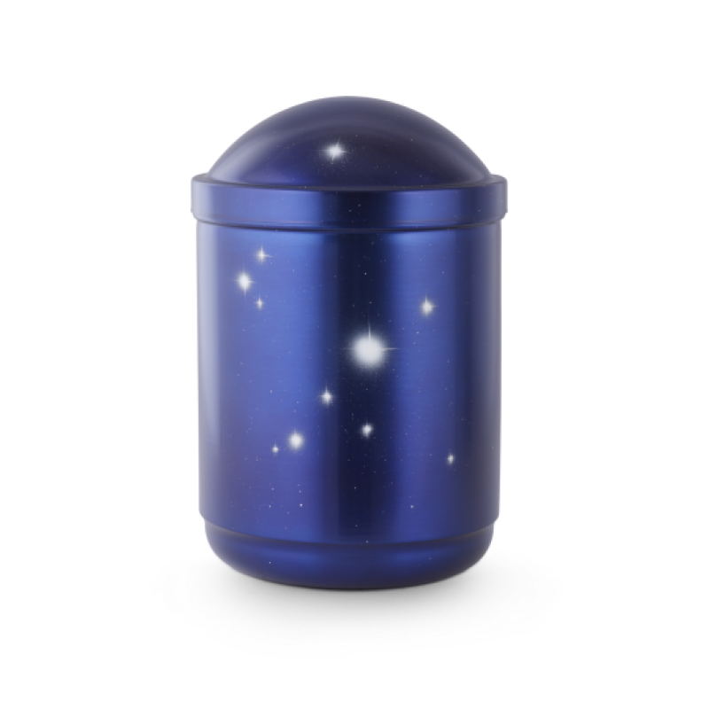 Die Urne in blauer Farbe hat eine glatte, glänzende Oberfläche und zeigt ein Sternenhimmel-Motiv mit weißen Sternen, sie hat eine runde Kuppeloberseite.