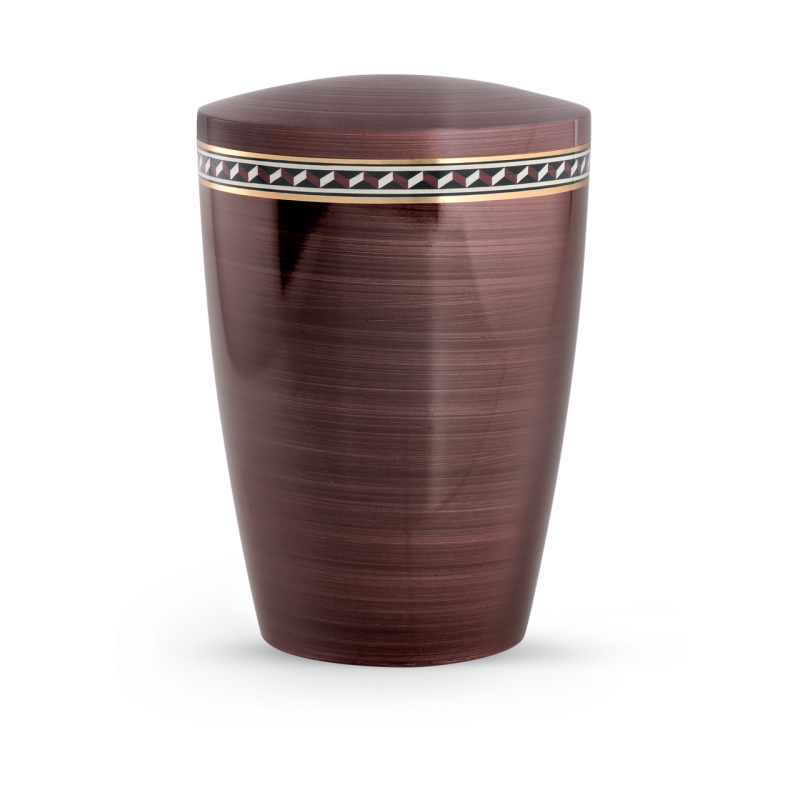 Eine kastanienbraune Urne mit Zacken-Muster, aus biologisch abbaubarem Material, in zylindrischer Form und mit abgerundetem Deckel, Gesamtansicht.
