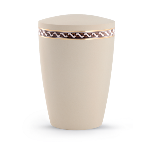 Die cremefarbene Urne aus der Edition Intarsia hat eine gewellte Oberfläche und ist mit einem schmalen, dekorativen Band verziert, das eine elegante Form hat.