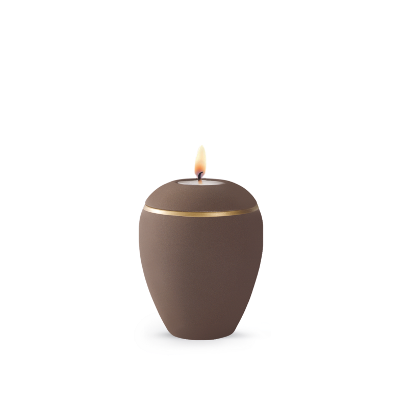 Gedenklicht aus Keramik in Samtton café mit altgoldenem Dekorstreifen, runde Form und eine Flamme auf der Oberseite, Gesamtansicht.