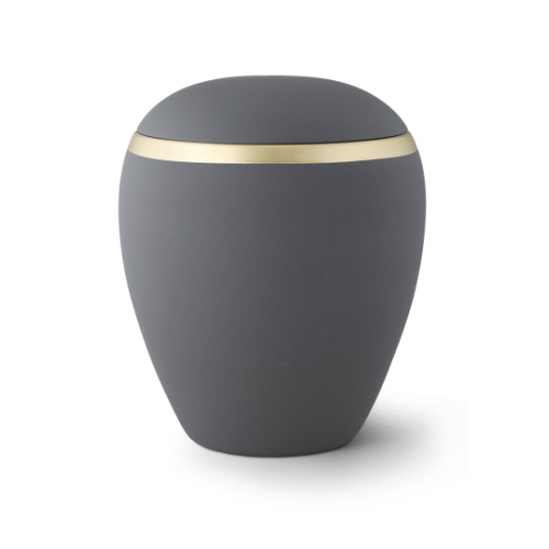 Eine graphitfarbene Keramikurne mit einer eleganten, altgoldenen Dekorstreifen, in einer Gesamtansicht, die eine sanfte, runde Form zeigt.