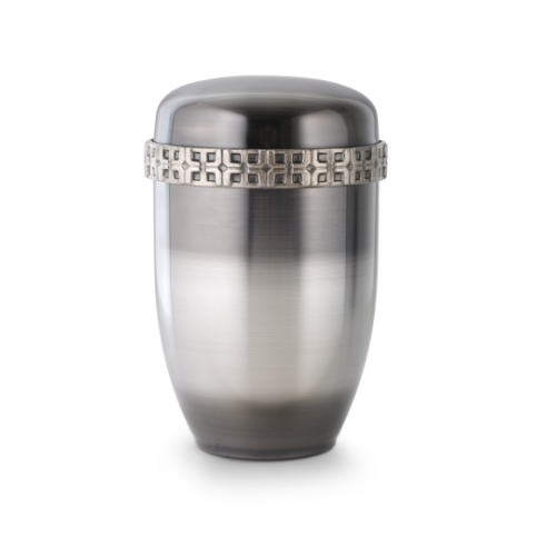 Die Urne Cestal ist galvanisch gefärbt, hat eine ovale Form in Grau und Silber mit einem dekorativen Kreuz-Gussdekor am Rand des Deckels.