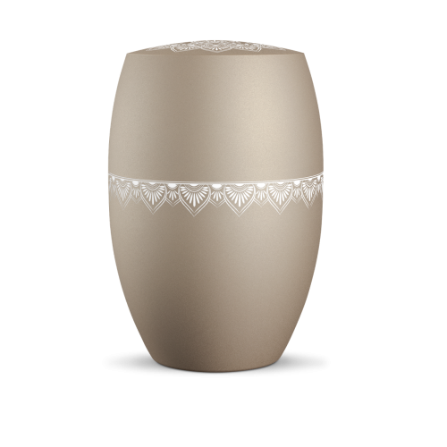 Die Urne in velvet Champagner hat eine ovale Form, ist mit einem Mandala auf dem Deckel sowie einem umlaufenden Muster in Weiß verziert.