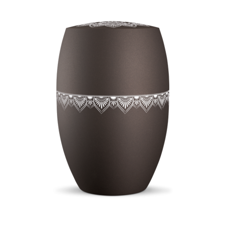 Die Urne in der Farbe Velvet Siena hat eine ovale Form, ist braun und zeigt ein umlaufendes Mandala-Muster sowie ein dezentes Design auf dem Deckel.