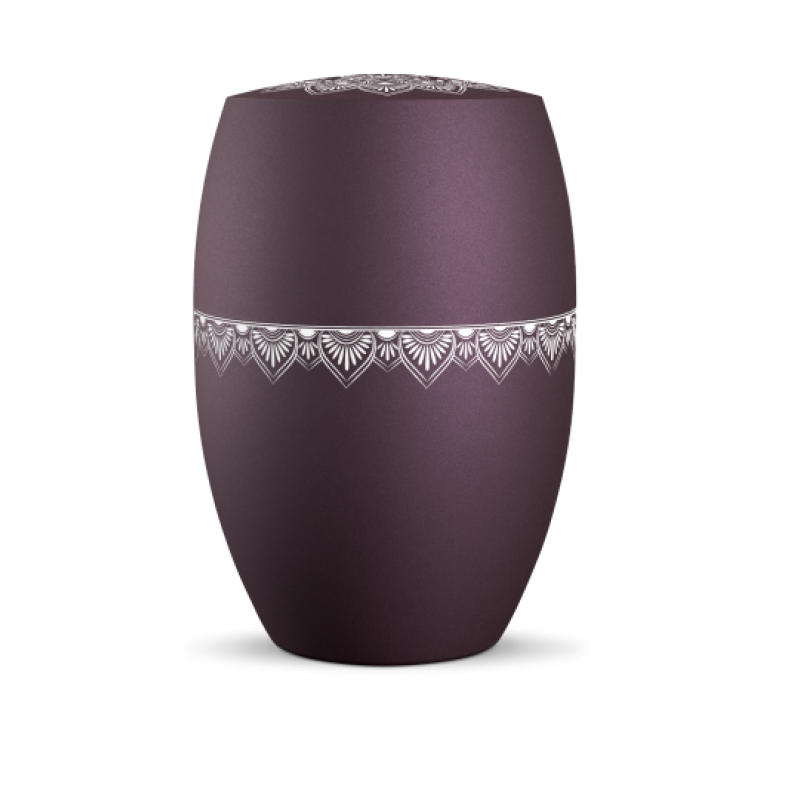 Die Urne in der Farbe Velvet Berry hat eine ovale Form, einen Mandala-Dekor auf dem Deckel und umlaufend eine dekorative, silberne Verzierung.