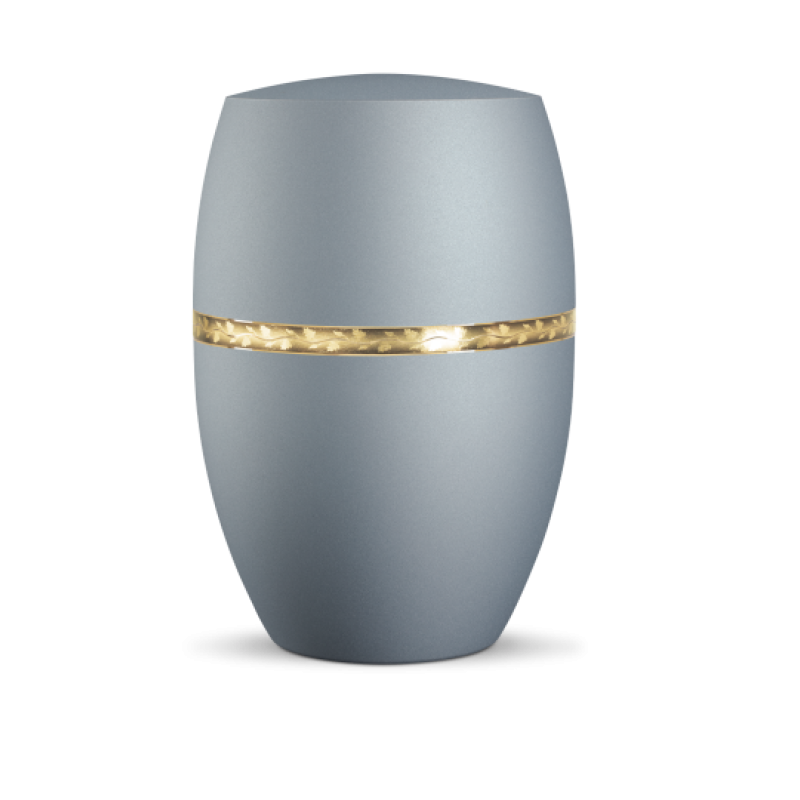 Die Urne Infinity Livorno ist in velvet Eisblau gehalten, hat eine ovale Form und ist mit einem gebürsteten Golddekor in Form eines Astes verziert.