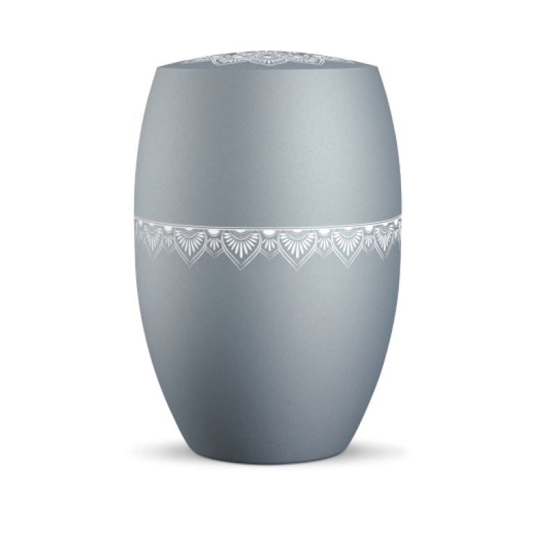 Die Urne in velvet Eisblau hat eine ovale Form, einen Mandala-Dekor auf dem Deckel und umlaufend, mit einer matten Oberfläche und einem eleganten Design.