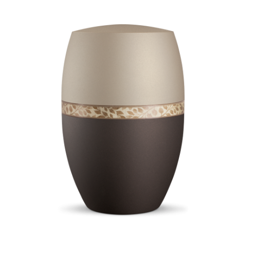 Die Urne Infinity in den Farben Siena und Champagner hat eine ovale Form, eine matte Oberfläche und ist mit einem Dekor aus Grasfasern und Zweigen verziert.