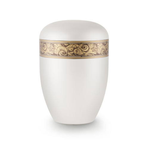 Die Urne aus der Edition Antiqua ist perlmuttfarben, hat eine ovale Form und ist mit einem goldfarbenen, dekorativen Band mit floralem Muster verziert.