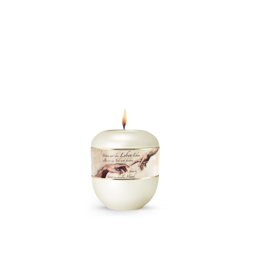 Gedenklicht in perlmutt champagner mit abgerundeter Form, bedrucktem Band und brennender Flamme auf der Oberseite, Gesamtansicht.