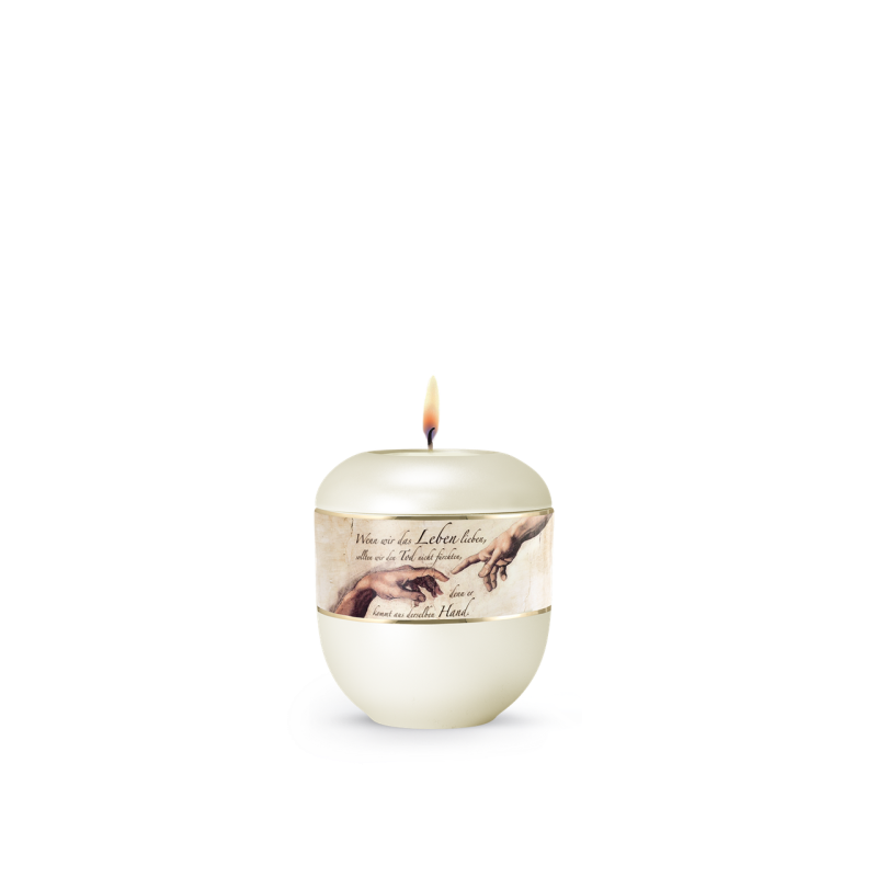 Gedenklicht in perlmutt champagner mit abgerundeter Form, bedrucktem Band und brennender Flamme auf der Oberseite, Gesamtansicht.