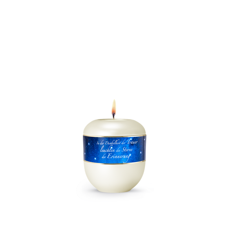 Gedenklicht in perlmutt champagner mit blauer, sternenbedruckter Banderole und brennender Kerze, in runder Form, Gesamtansicht.