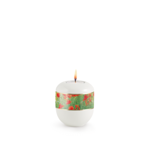 Ein rundes, weißes Gedenklicht mit einer bunten Mohnblumen-Dekoration und einer brennenden Kerze auf der Oberseite, Gesamtansicht des Produkts.