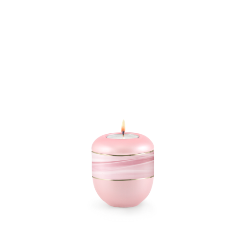 Gedenklicht in perlmutt rosé mit Wellenmotiv und Goldstreifen, rundliche Form, Gesamtansicht mit brennender Kerze oben.
